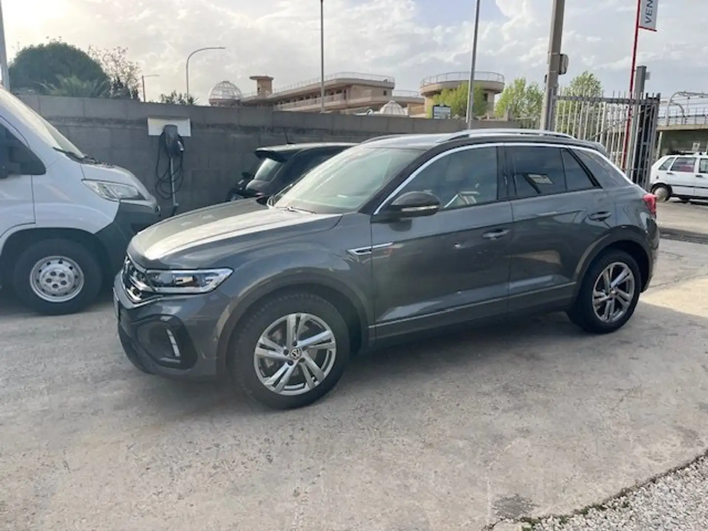 Volkswagen T-Roc 2.0 TDI 150 CV DSG R-LINE Grigio - 2