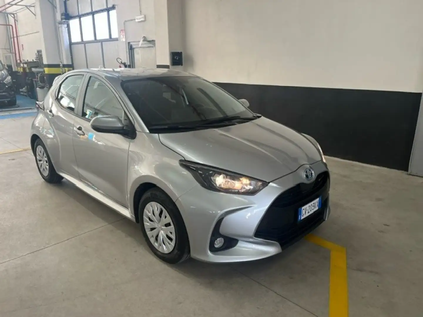 Toyota Yaris 1.5 Hybrid 5 porte Active PREZZO VERO Plateado - 2
