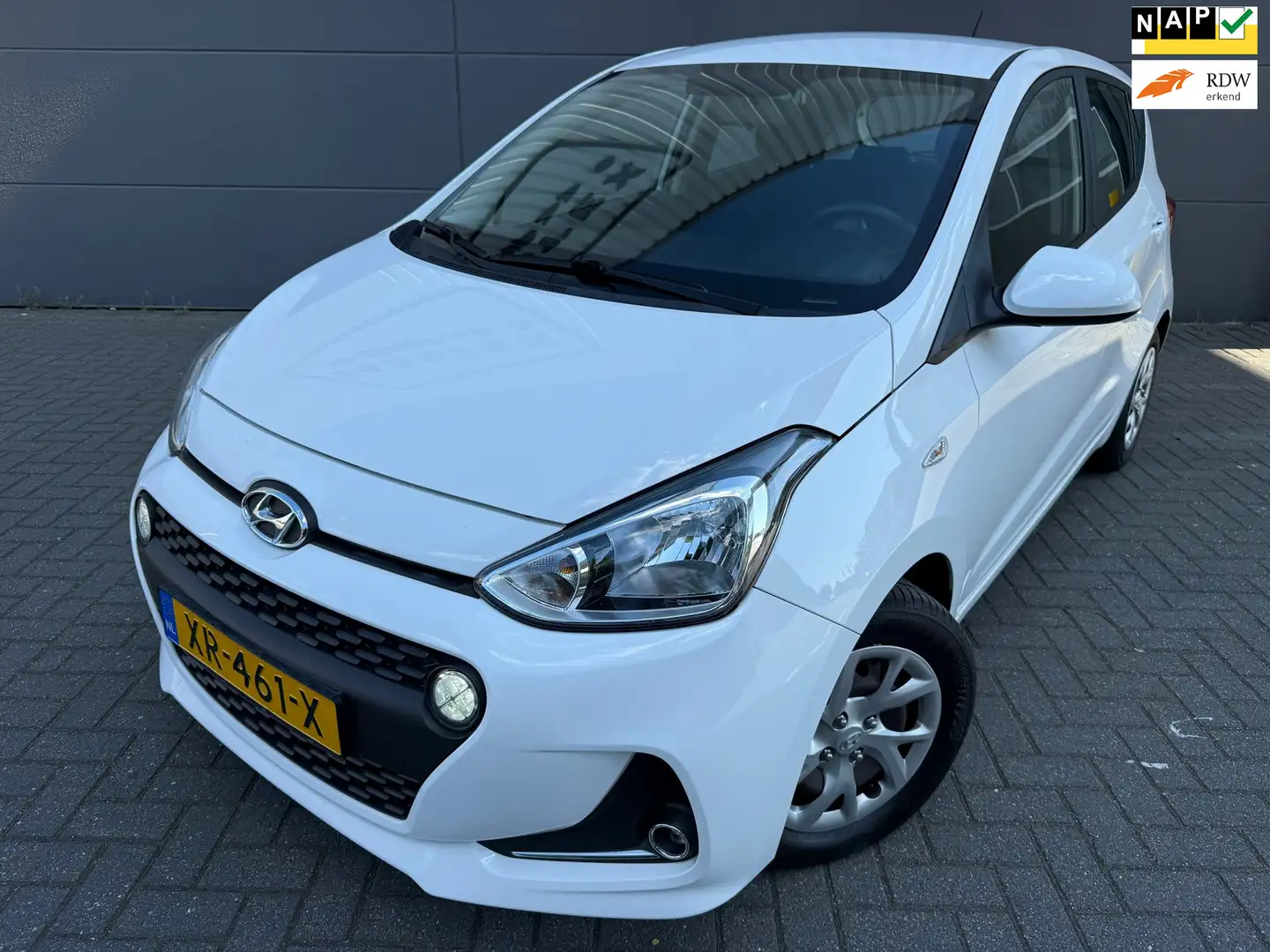 Hyundai i10 1.0i Comfort*PARK SENSOREN*CRUISE*APK*NAP*AIRCO*EL Wit - 1