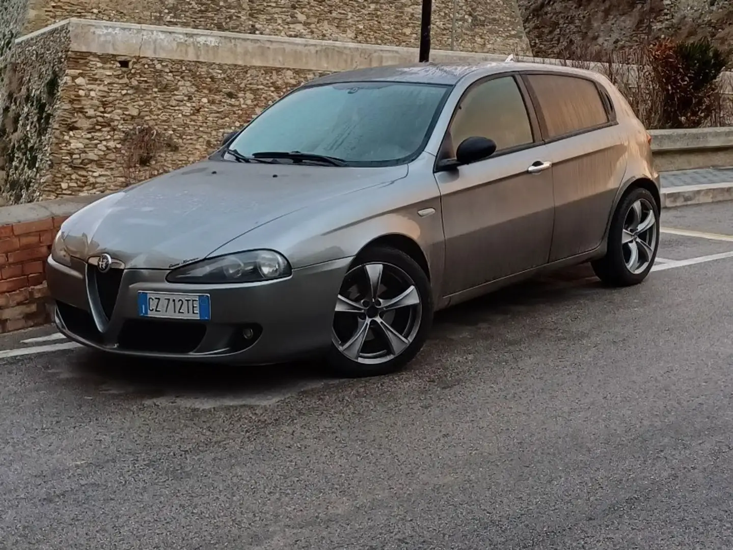 Alfa Romeo 147 5p 1.9 jtd Distinctive 120cv Grigio - 1