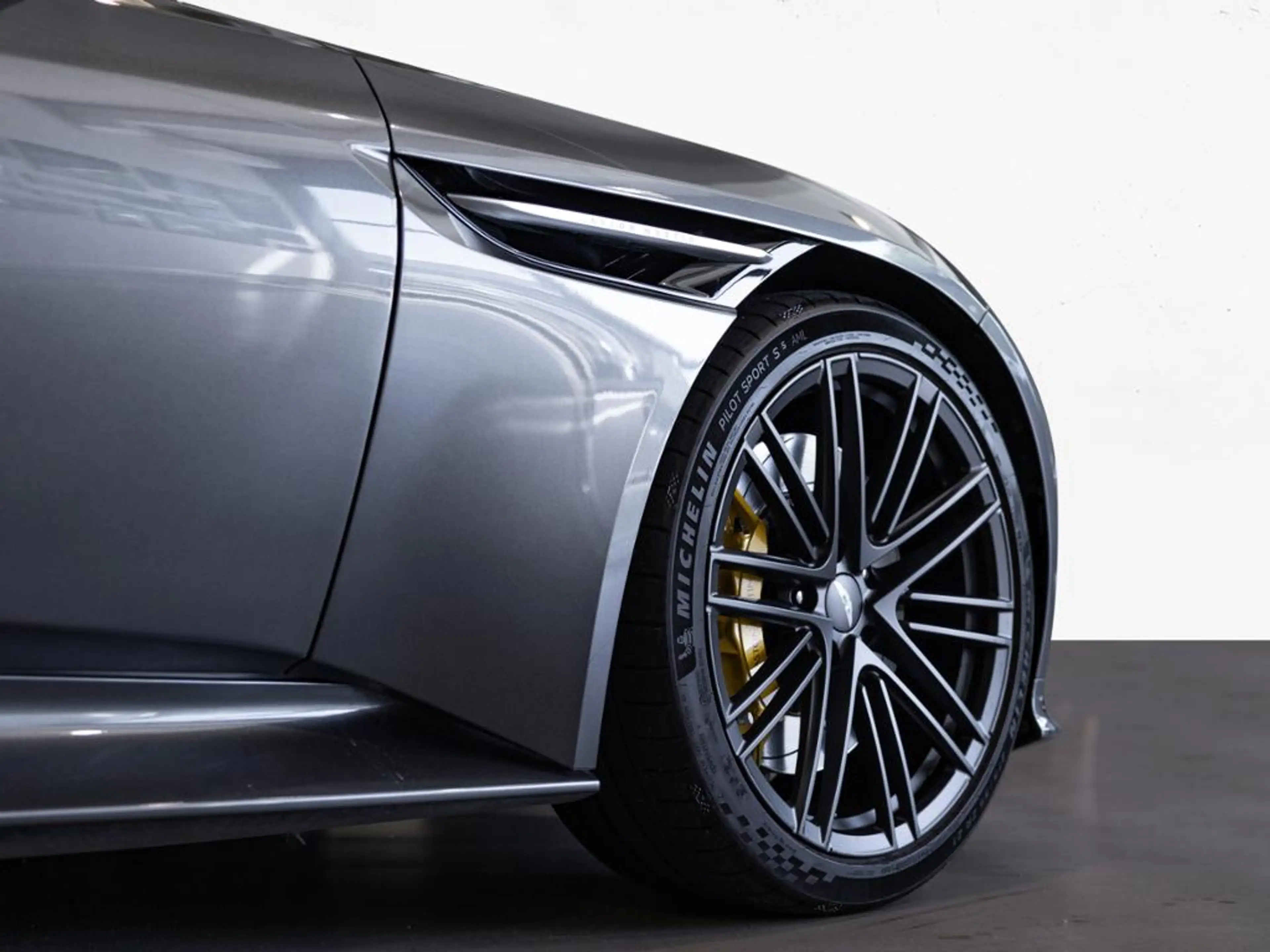 Aston Martin DB12 Volante Aston Martin Hamburg — photo 10
