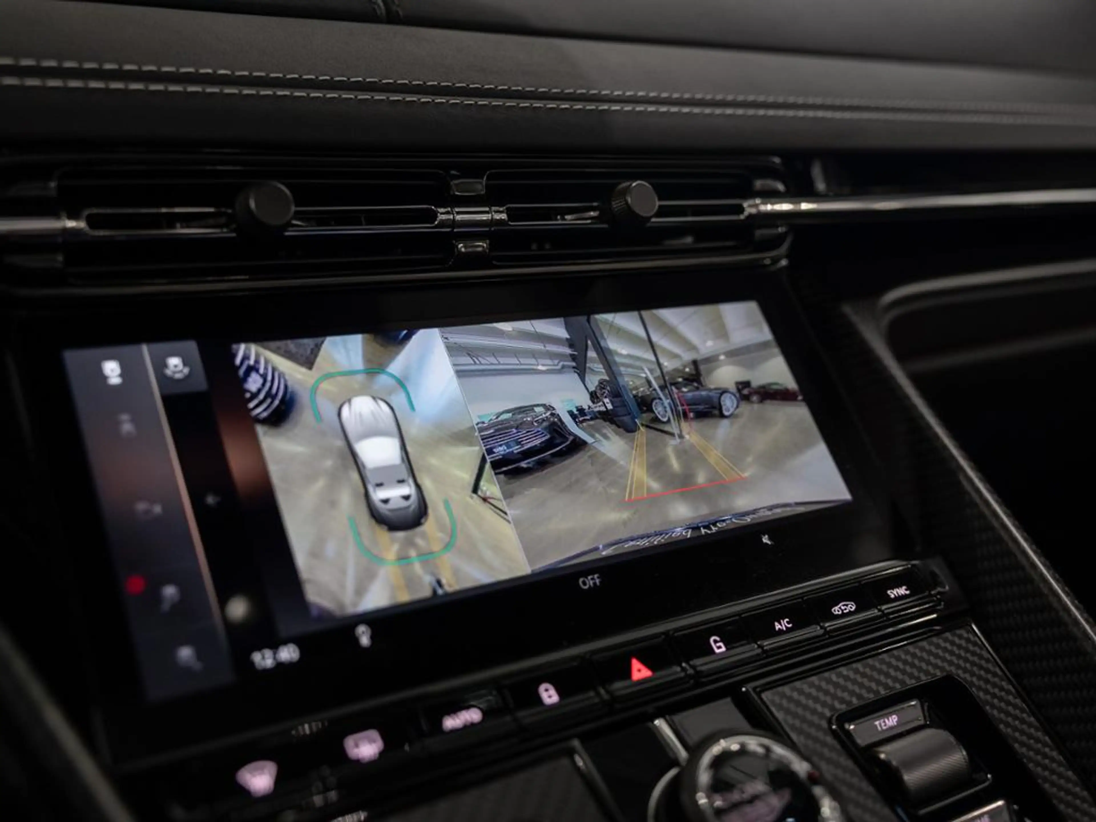Aston Martin DB12 Volante Aston Martin Hamburg — photo 11