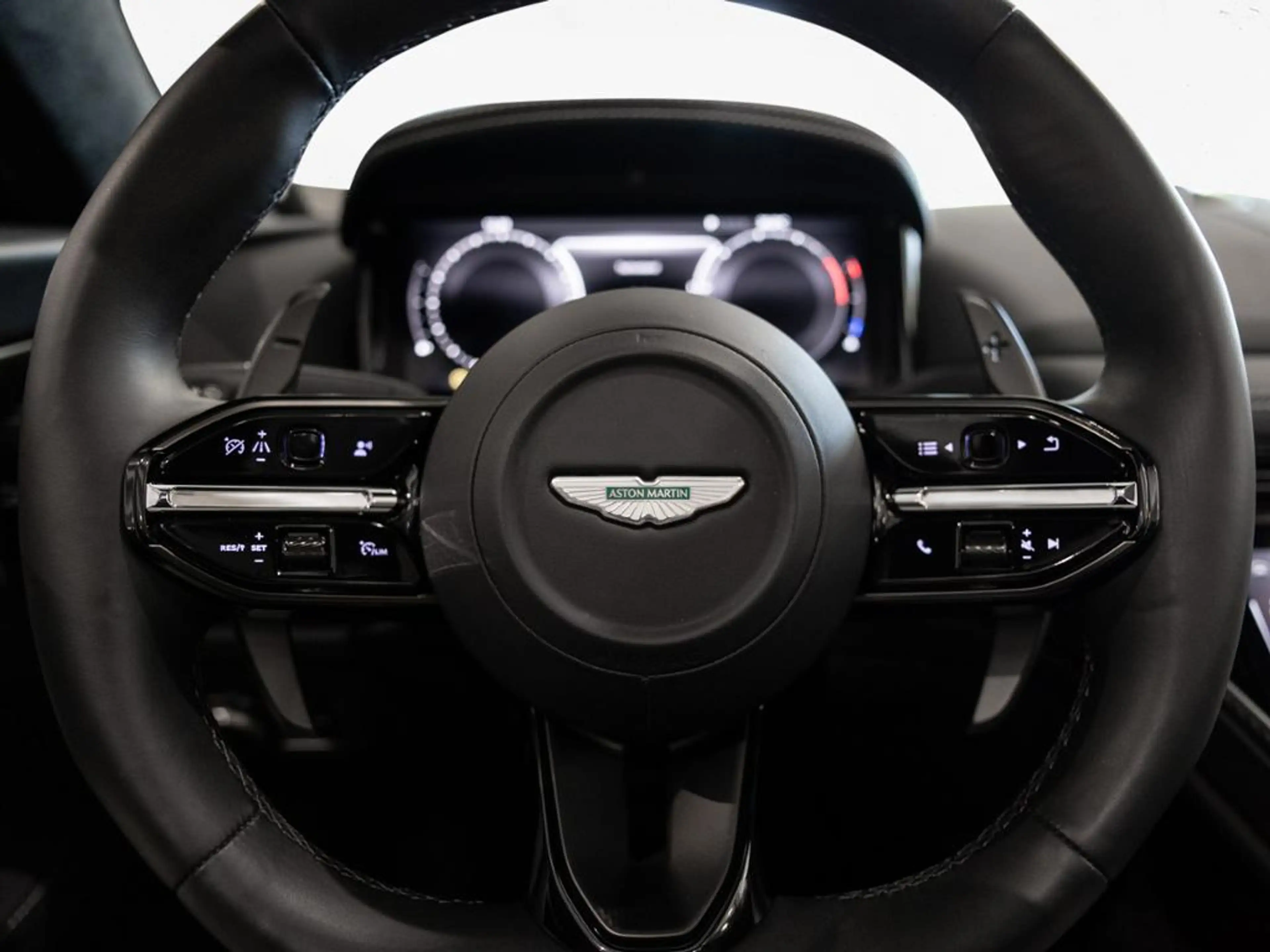 Aston Martin DB12 Volante Aston Martin Hamburg — photo 12