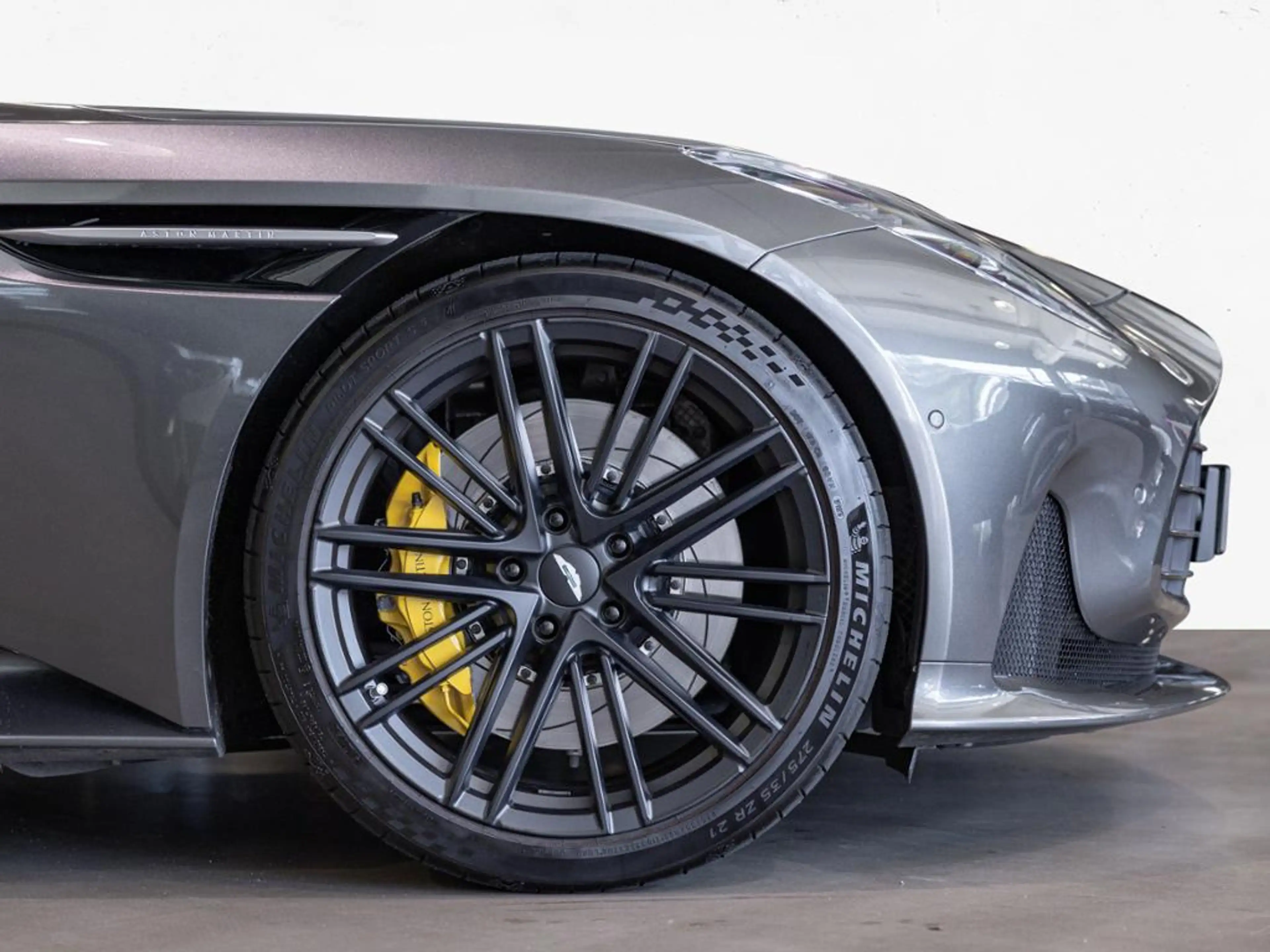 Aston Martin DB12 Volante Aston Martin Hamburg — photo 5