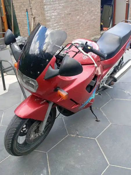 Suzuki GSR 750 - foto 2