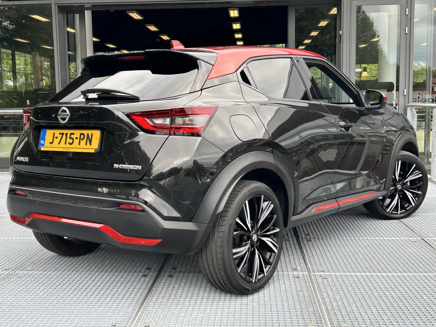 Nissan Juke 1.0 DIG-T N-Design 117PK Automaat | Navigatie | Ca Zwart - 2