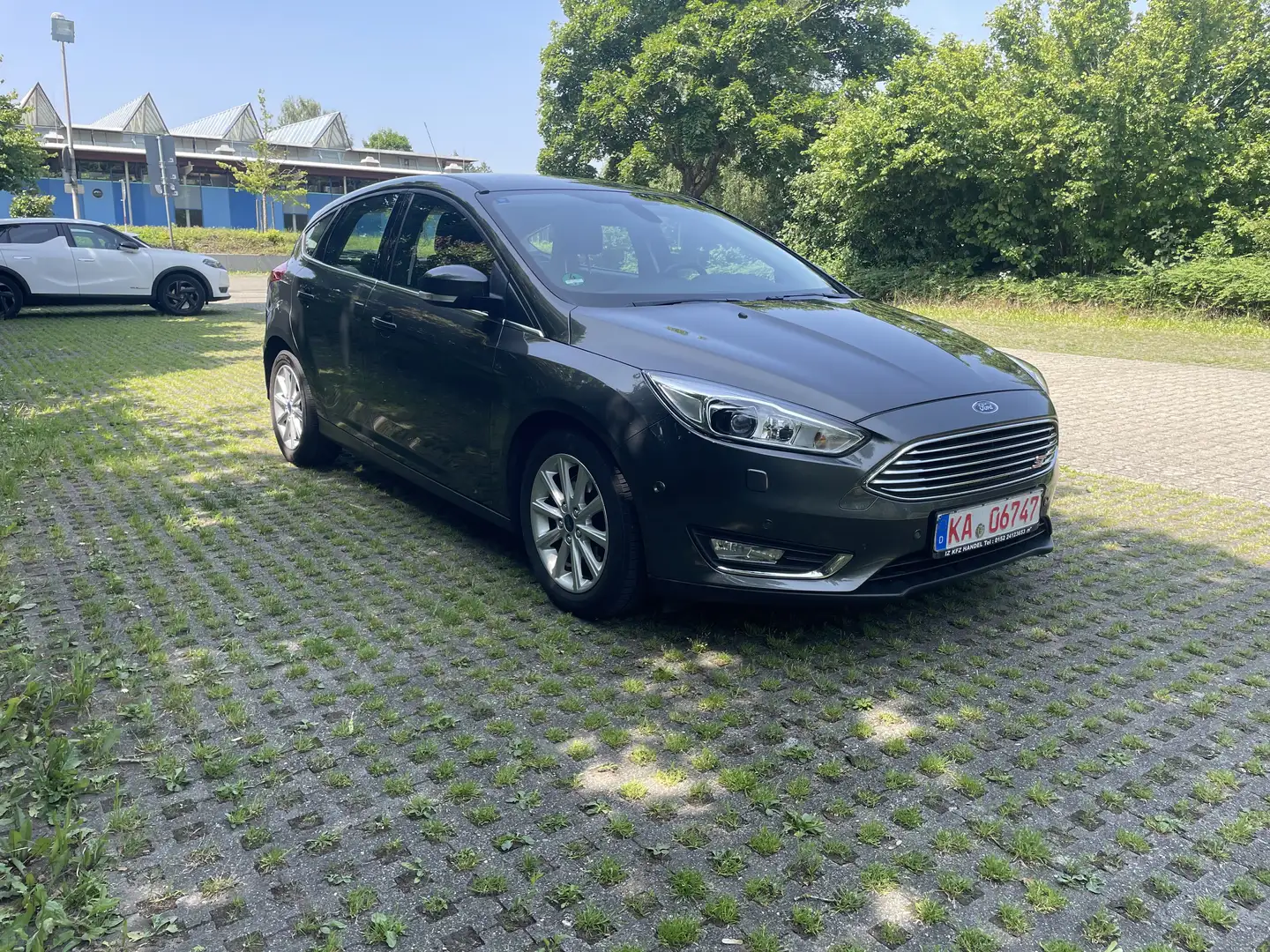 Ford Focus Titanium +Sehr Gepflegt Grau - 2