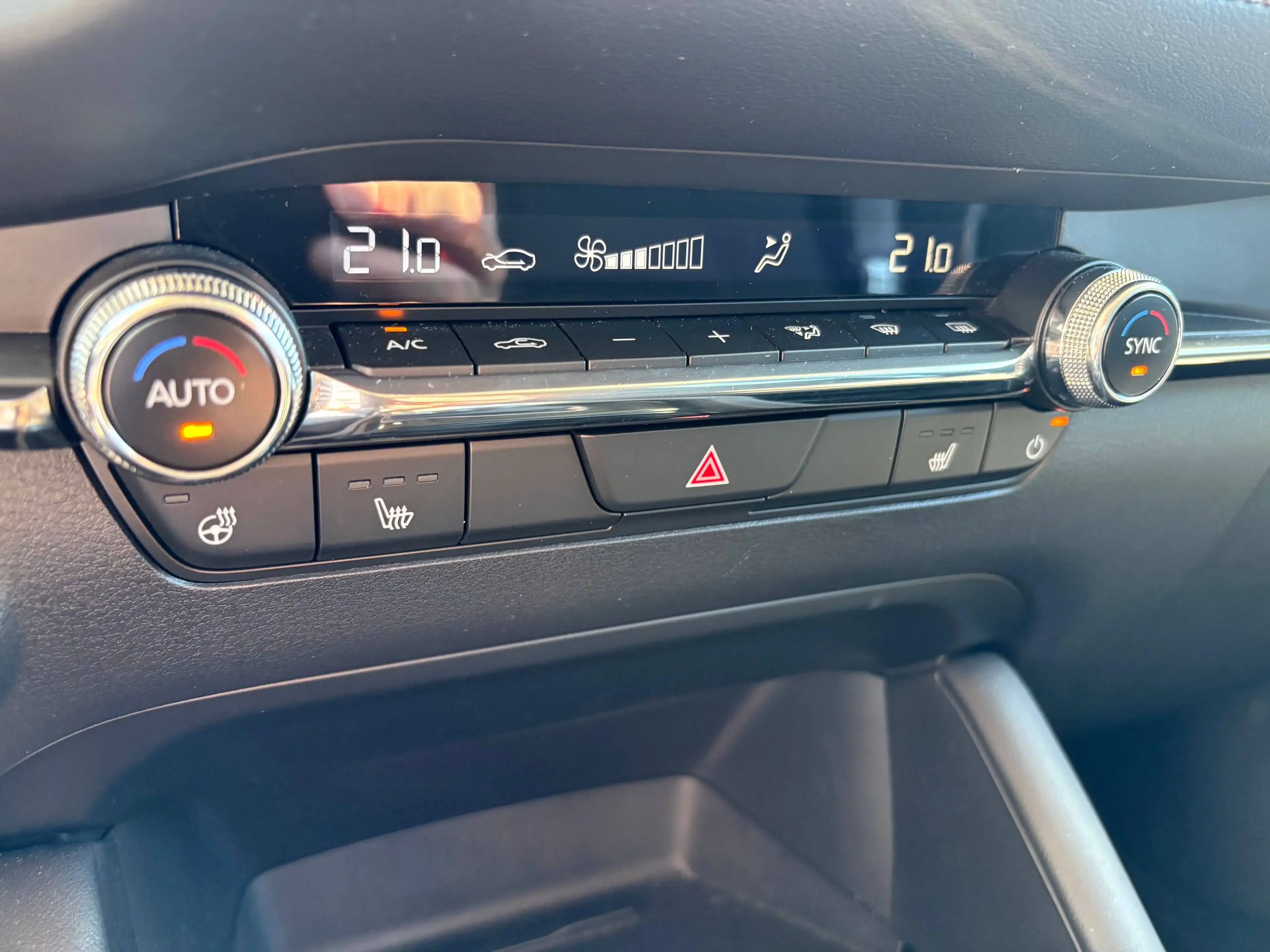 Mazda 3 Mazda 3 Sedan e-Skyactiv G140 Exclusive-Line — photo 12