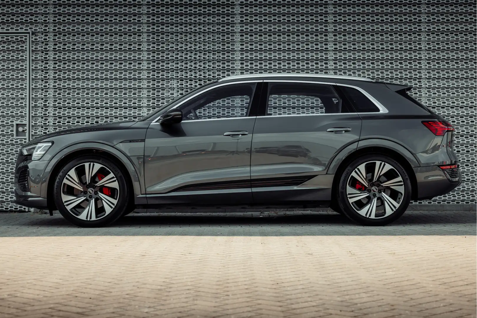 Audi Q8 e-tron 55 quattro S Edition 115 kWh | Assistentiepakket p Grijs - 2