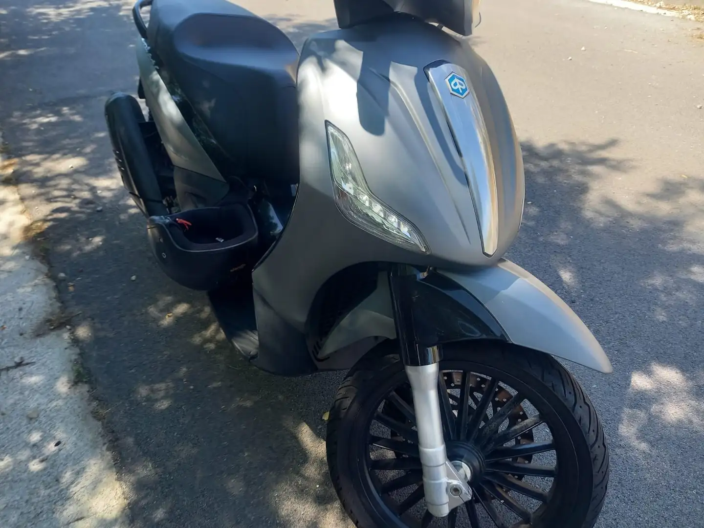 Piaggio Beverly 300 Šedá - 1
