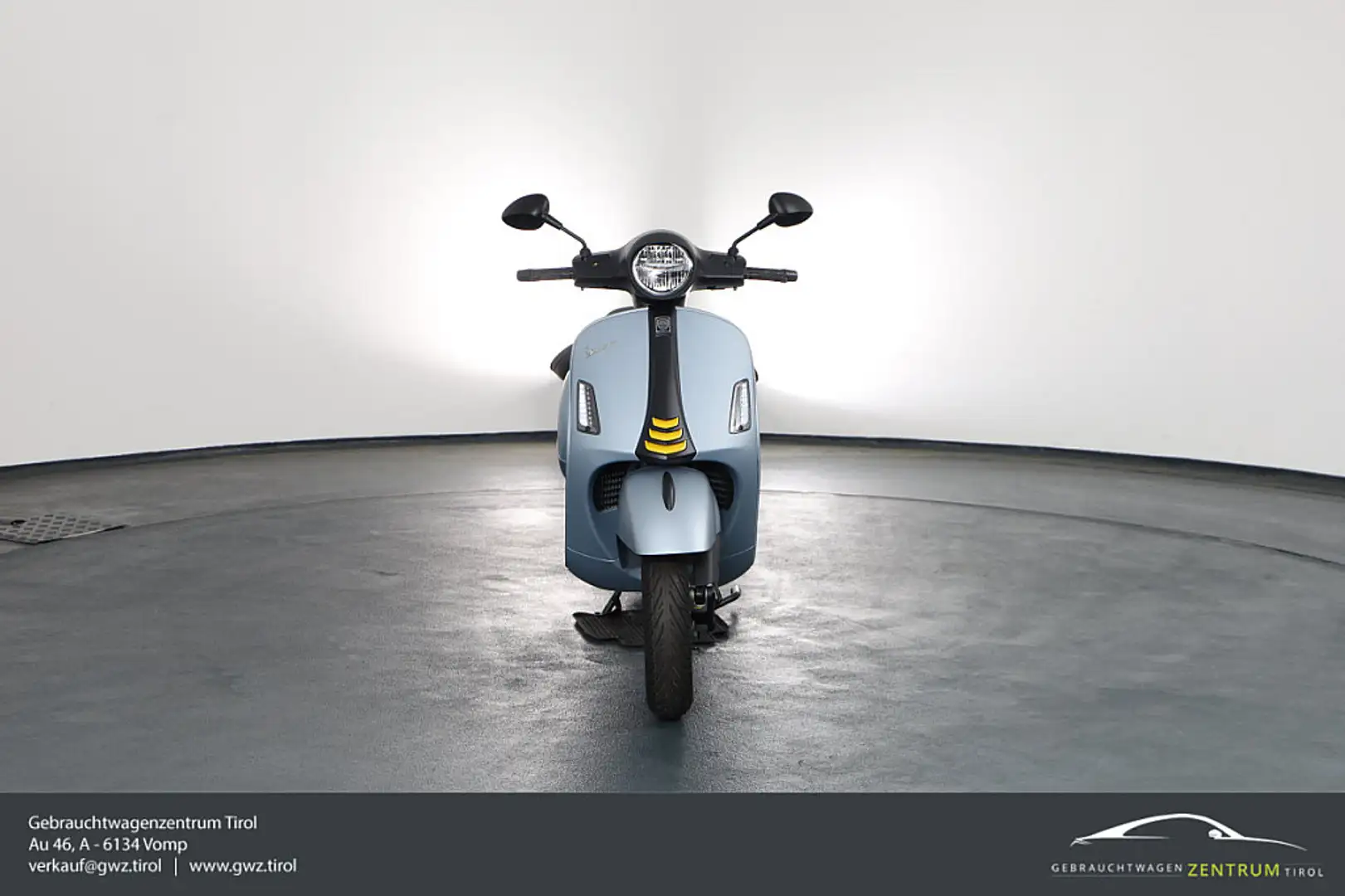 Vespa GTS 300 HPE Super Tech Komplettumbau Grijs - 2