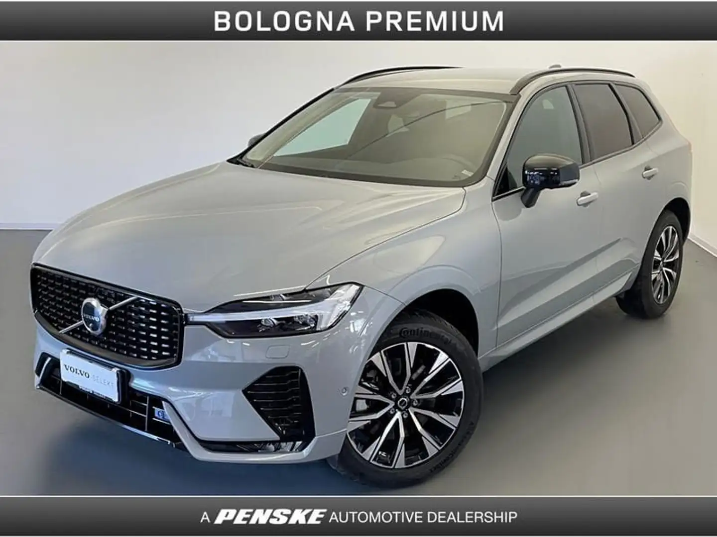 Volvo XC60 B4 automatico Plus Dark Grigio - 1