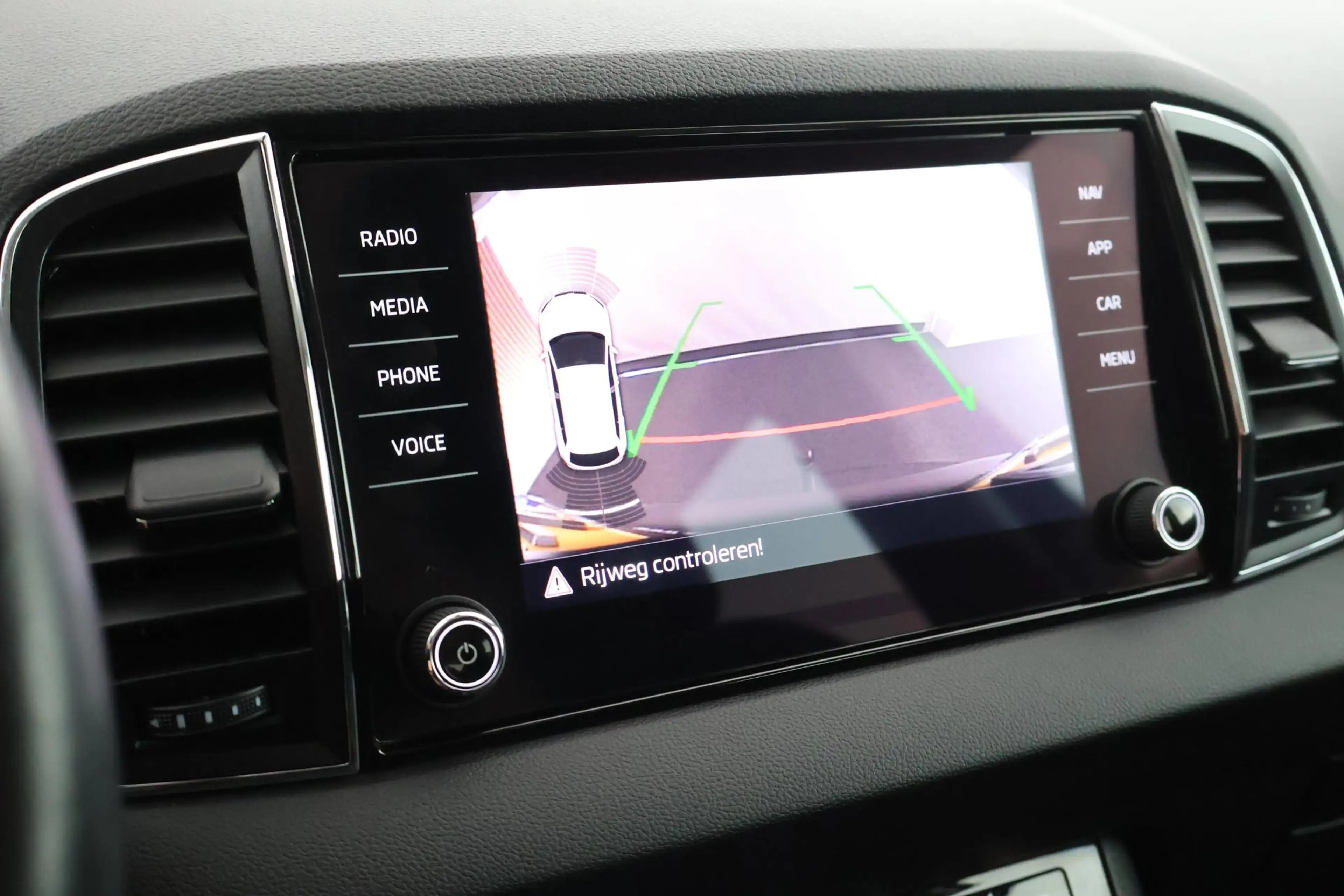 Skoda Karoq 1.5 TSI 150pk DSG Business Trekhaak Camera Keyless — photo 5