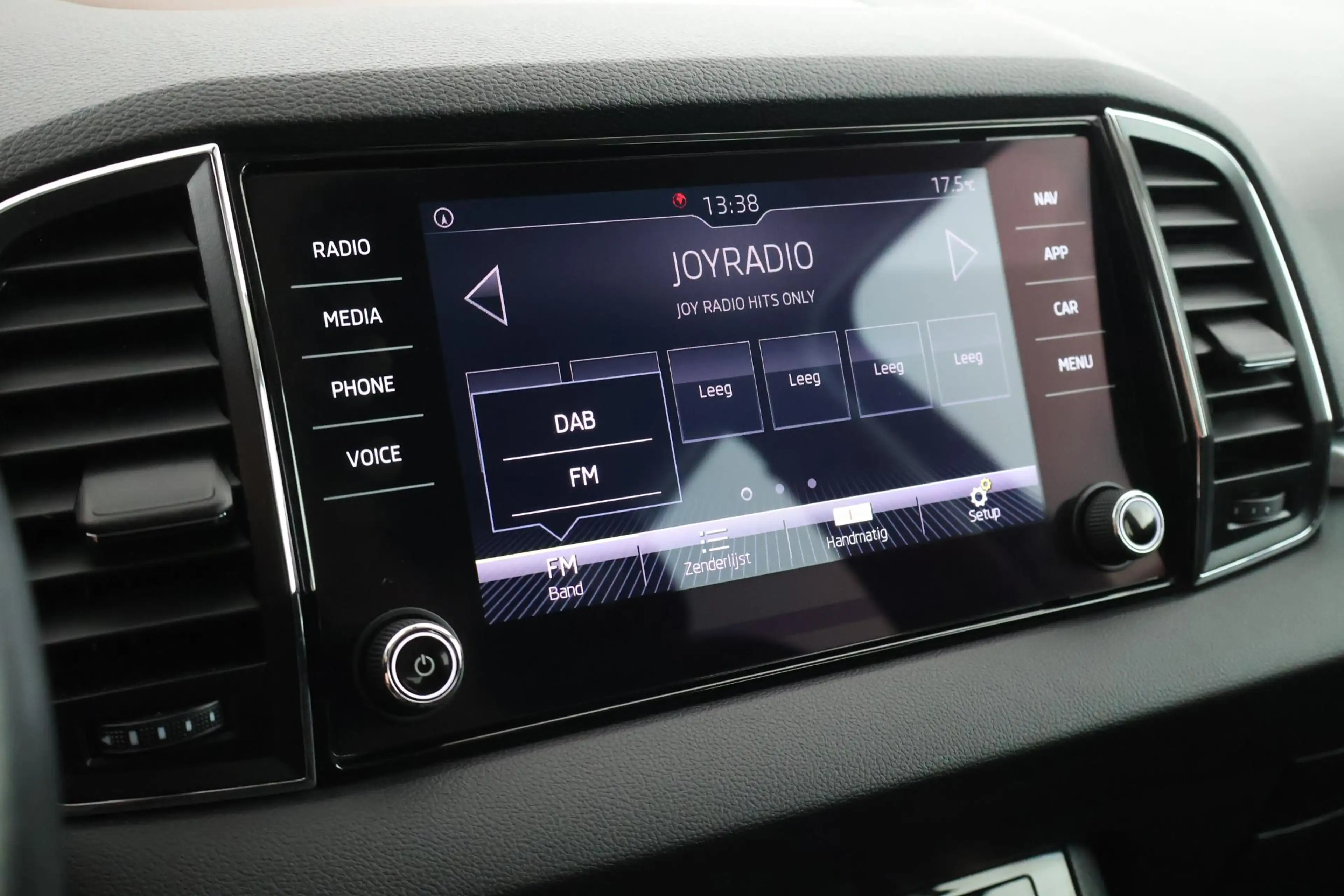 Skoda Karoq 1.5 TSI 150pk DSG Business Trekhaak Camera Keyless — photo 27