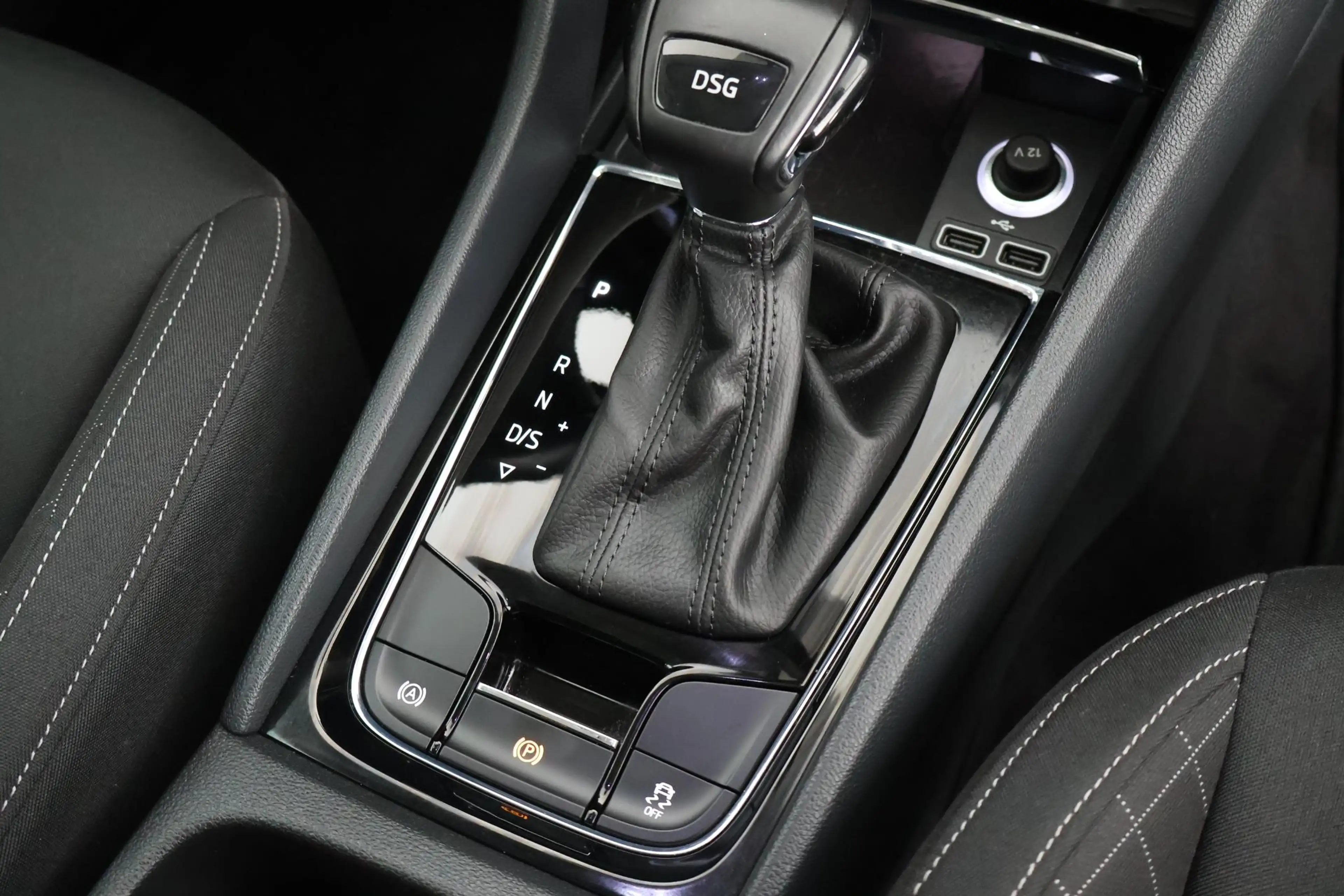 Skoda Karoq 1.5 TSI 150pk DSG Business Trekhaak Camera Keyless — photo 33