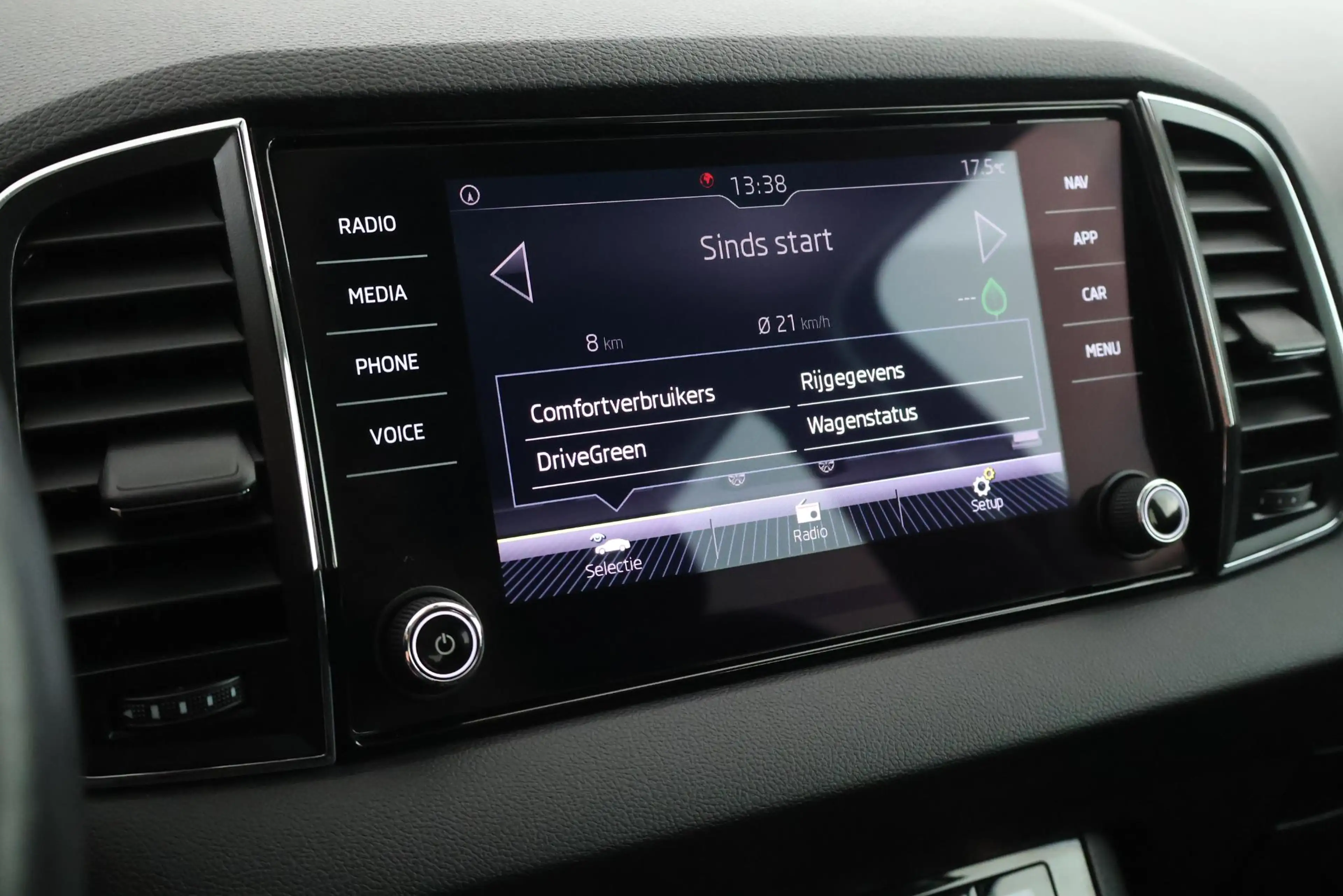 Skoda Karoq 1.5 TSI 150pk DSG Business Trekhaak Camera Keyless — photo 22