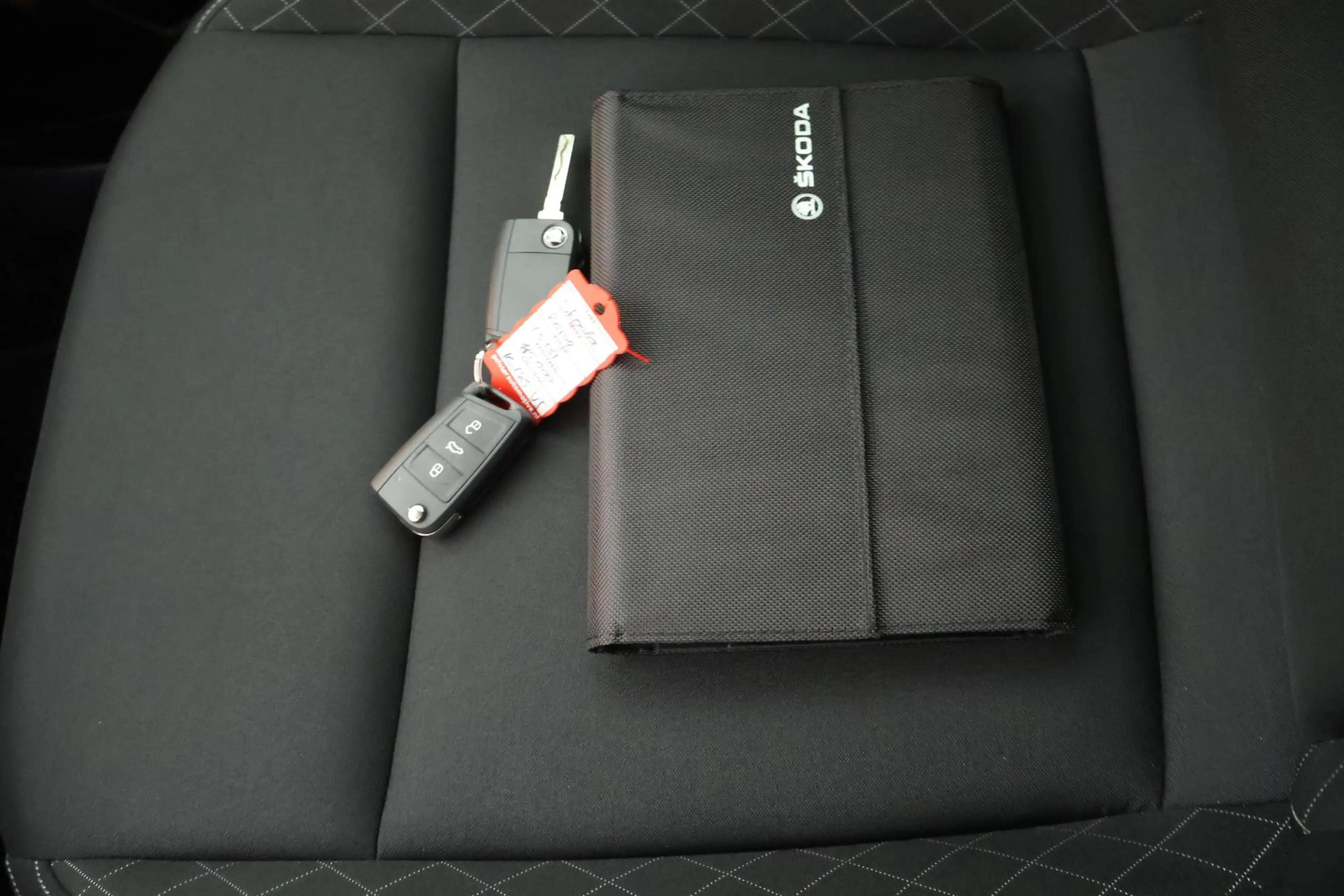 Skoda Karoq 1.5 TSI 150pk DSG Business Trekhaak Camera Keyless — photo 37