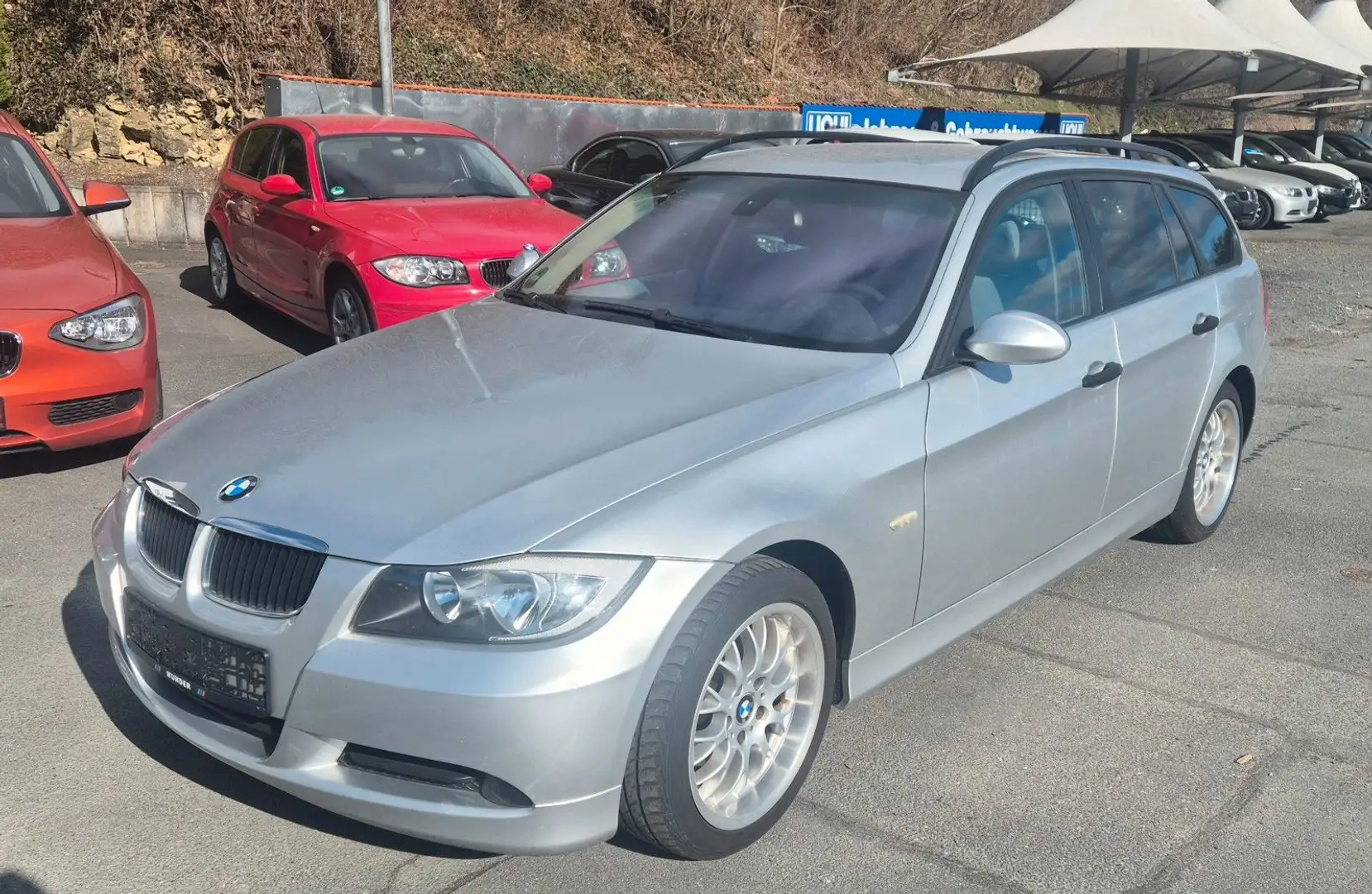 BMW 318 i Touring TÜV NEU KD NEU Tempomat PDC Silber - 2