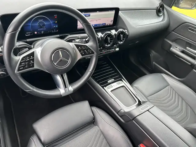 Mercedes-Benz 220 view 9