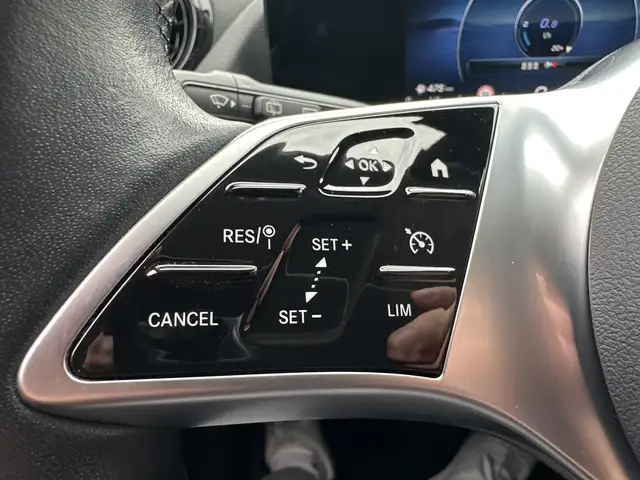 Mercedes-Benz 220 view 13