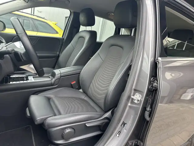 Mercedes-Benz 220 view 10