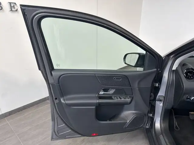 Mercedes-Benz 220 view 6
