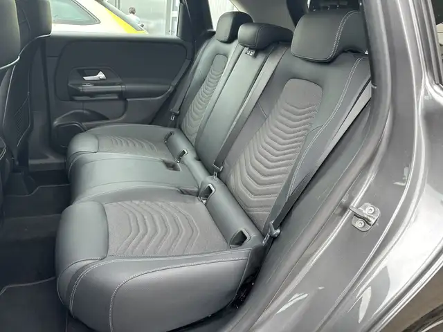 Mercedes-Benz 220 view 11
