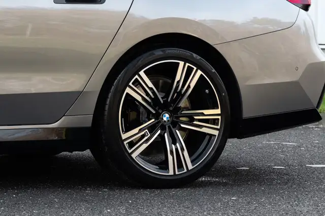 BMW 7 Series view 10