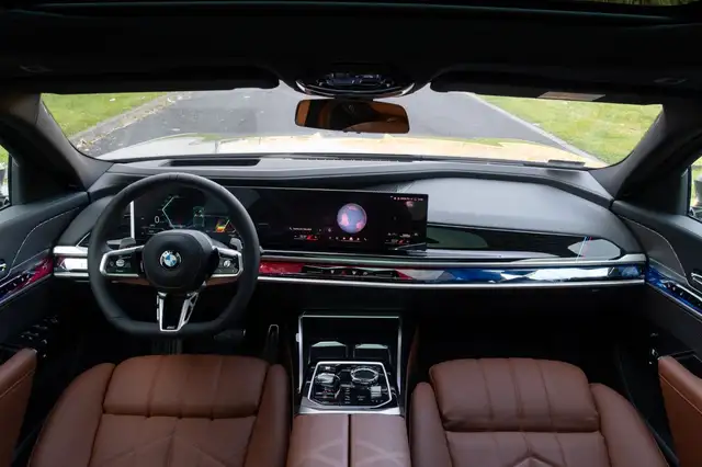 BMW 7 Series view 13