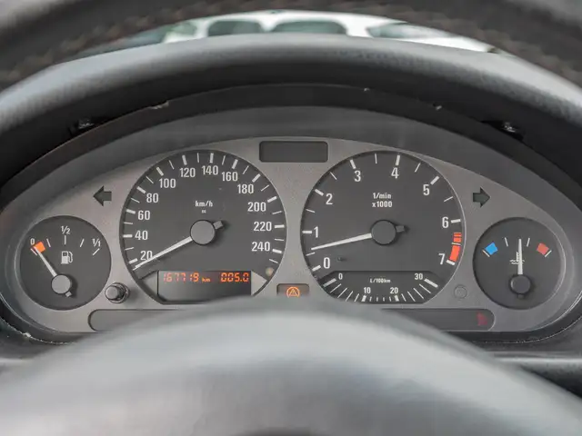 BMW 3 Series view 18