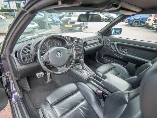 BMW 3 Series view 16