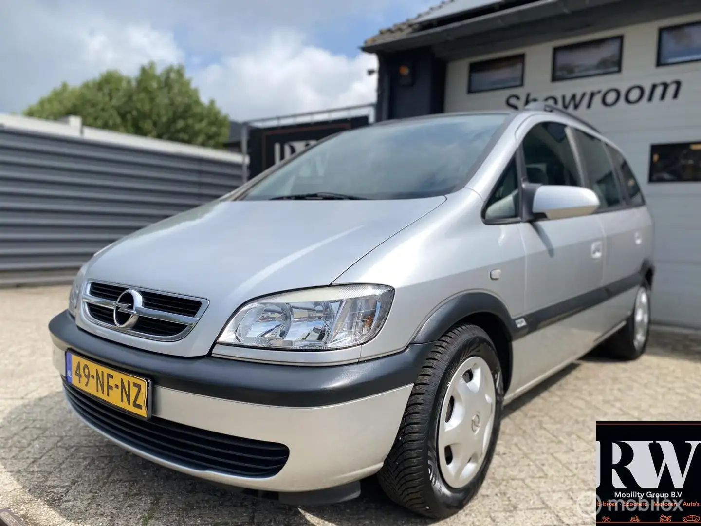 Opel Zafira 1.6-16V Comfort airco, trekhaak en 7 persoons! Grijs - 1