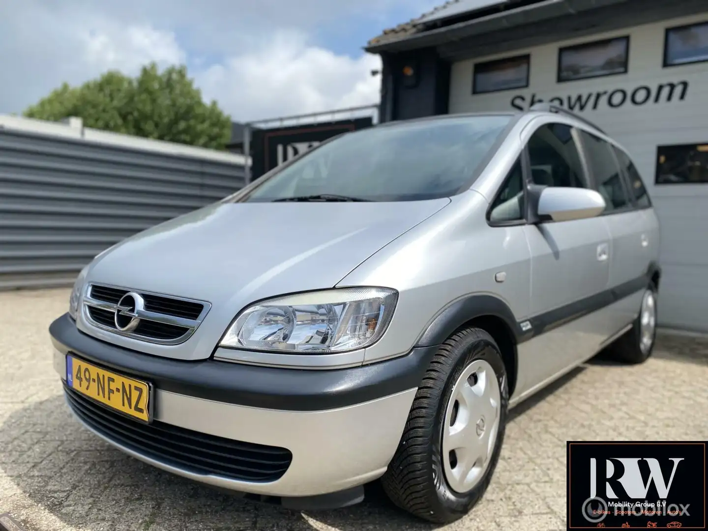 Opel Zafira 1.6-16V Comfort airco, trekhaak en 7 persoons! Grijs - 1