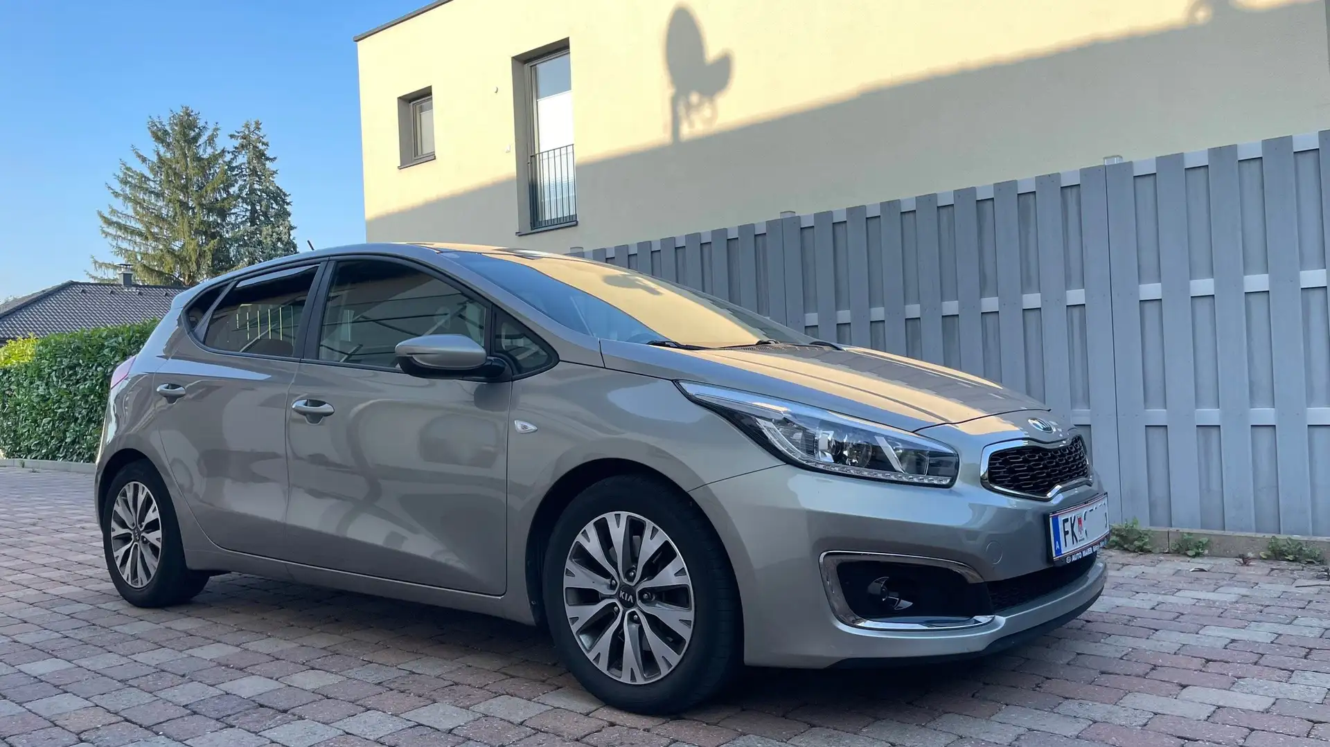 Kia Ceed / cee'd cee'd 1,6 CRDi Silber Silber Grau - 1