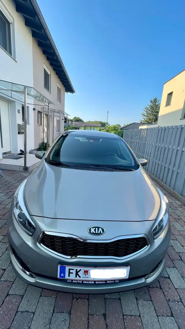 Kia Ceed / cee'd cee'd 1,6 CRDi Silber Silber Grau - 2