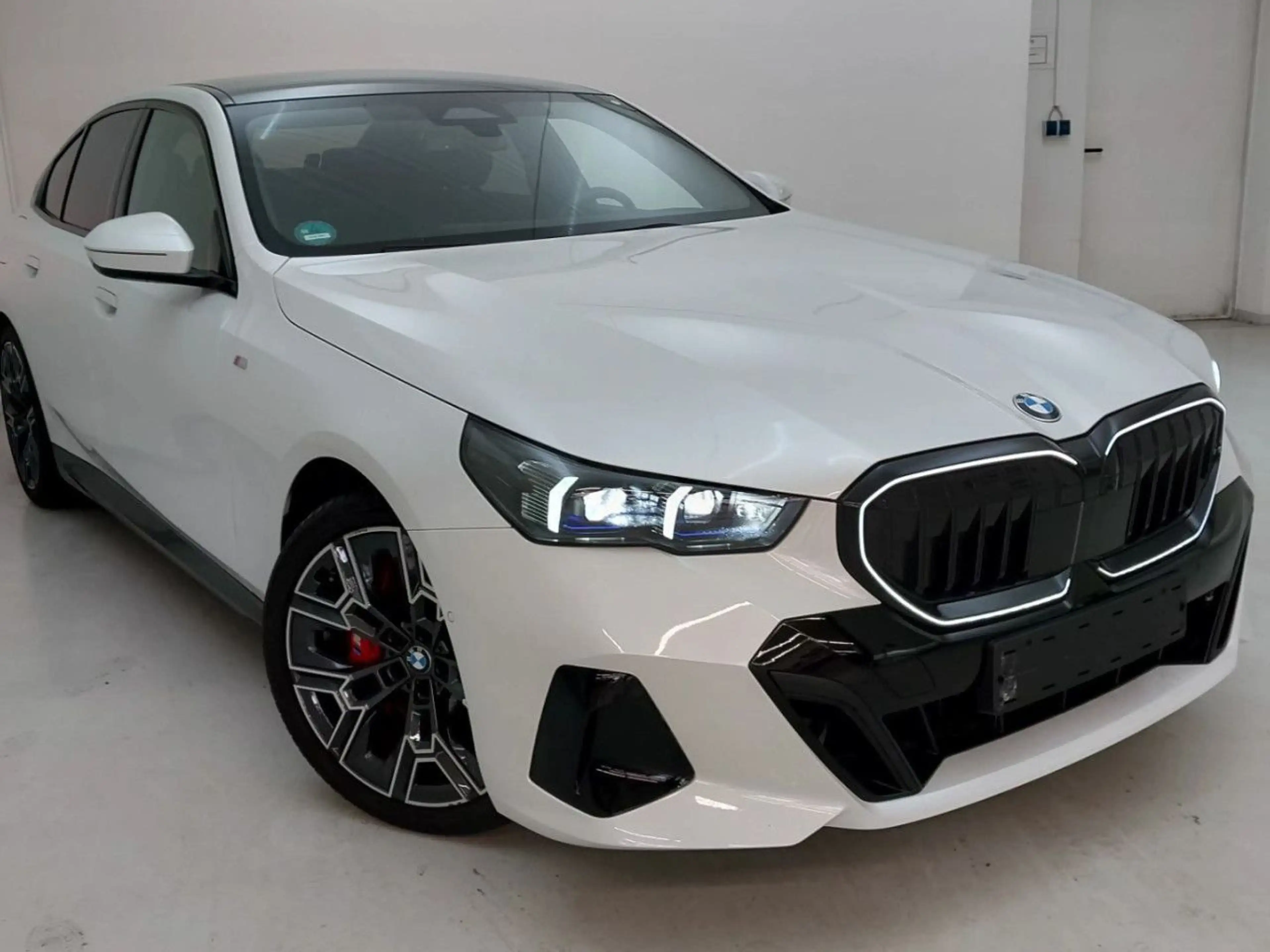 BMW 540 d Limo M SportPRO Pano. LiveProf. HUD IconicGlo — photo 3