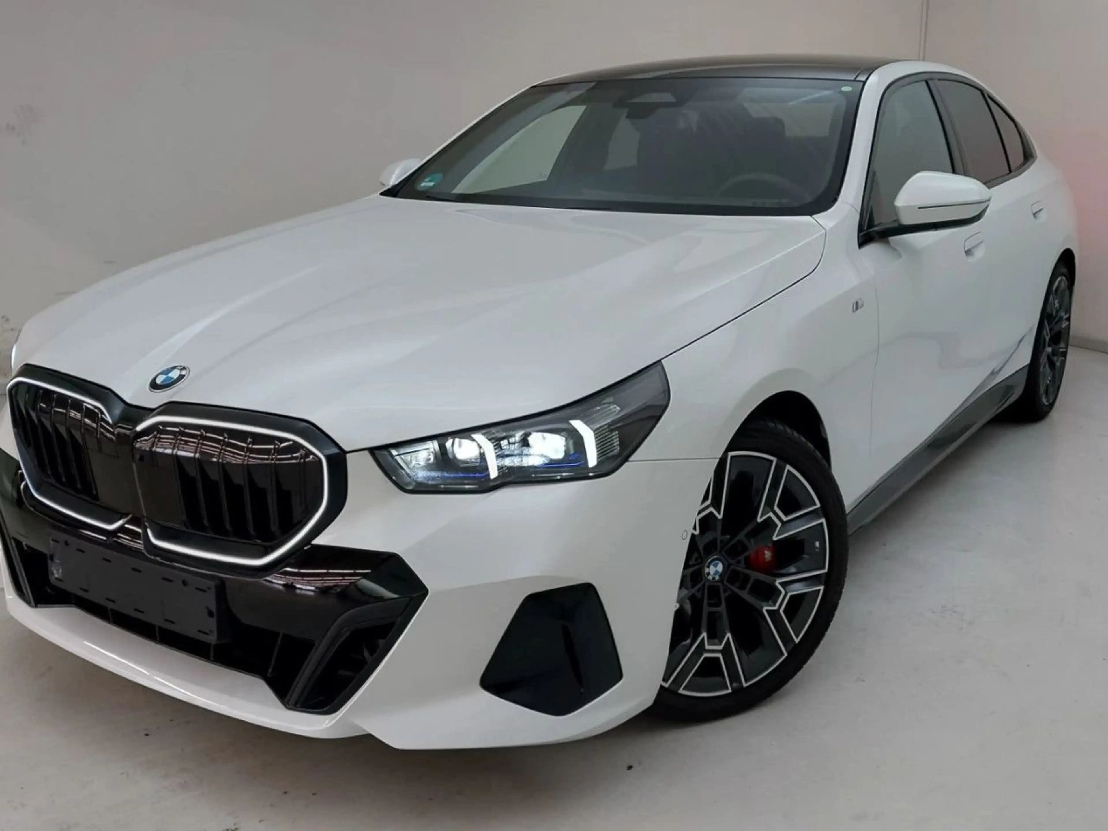 BMW 540 d Limo M SportPRO Pano. LiveProf. HUD IconicGlo — photo 2