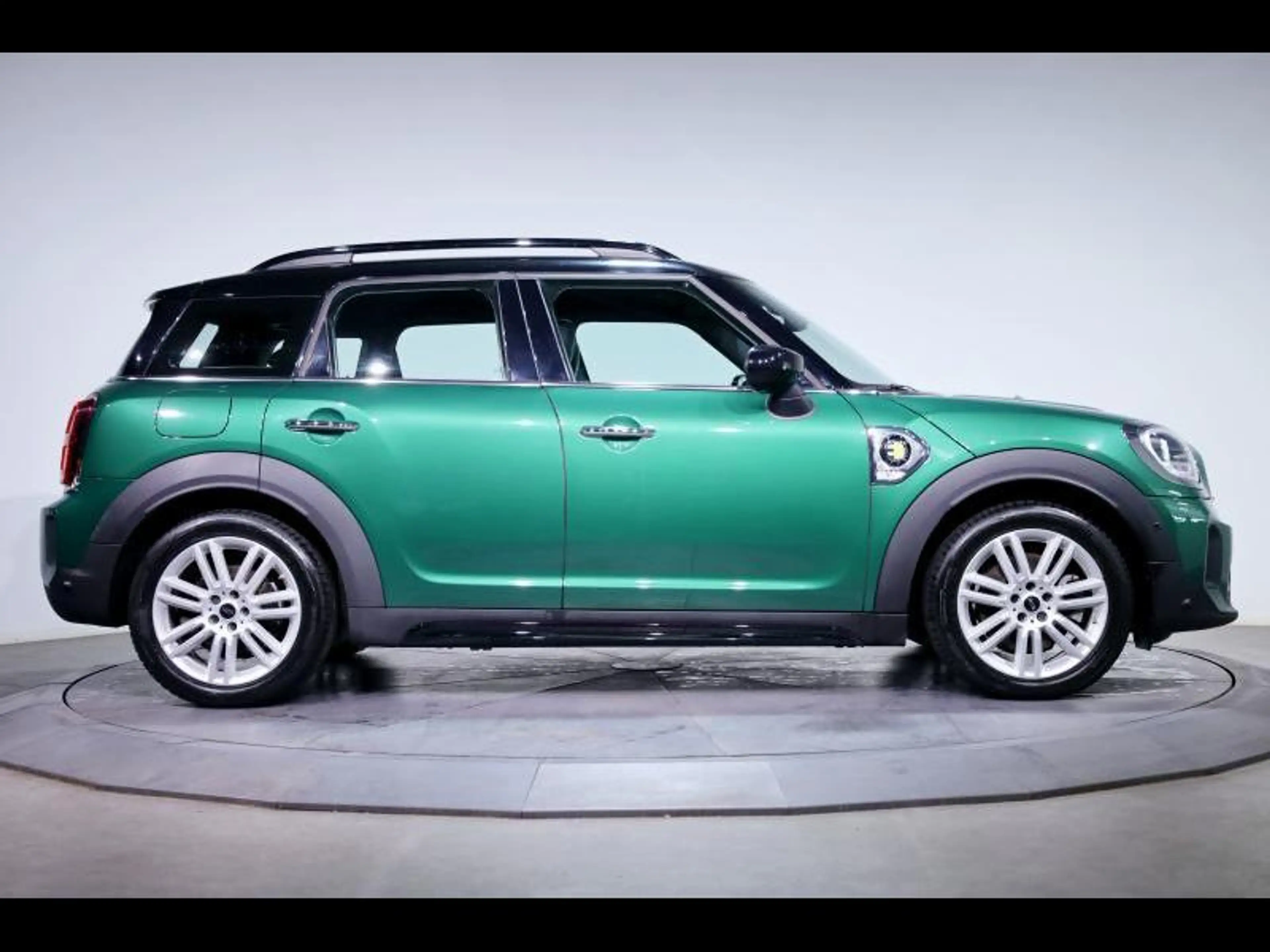 MINI Cooper SE Countryman ALL4 — photo 3