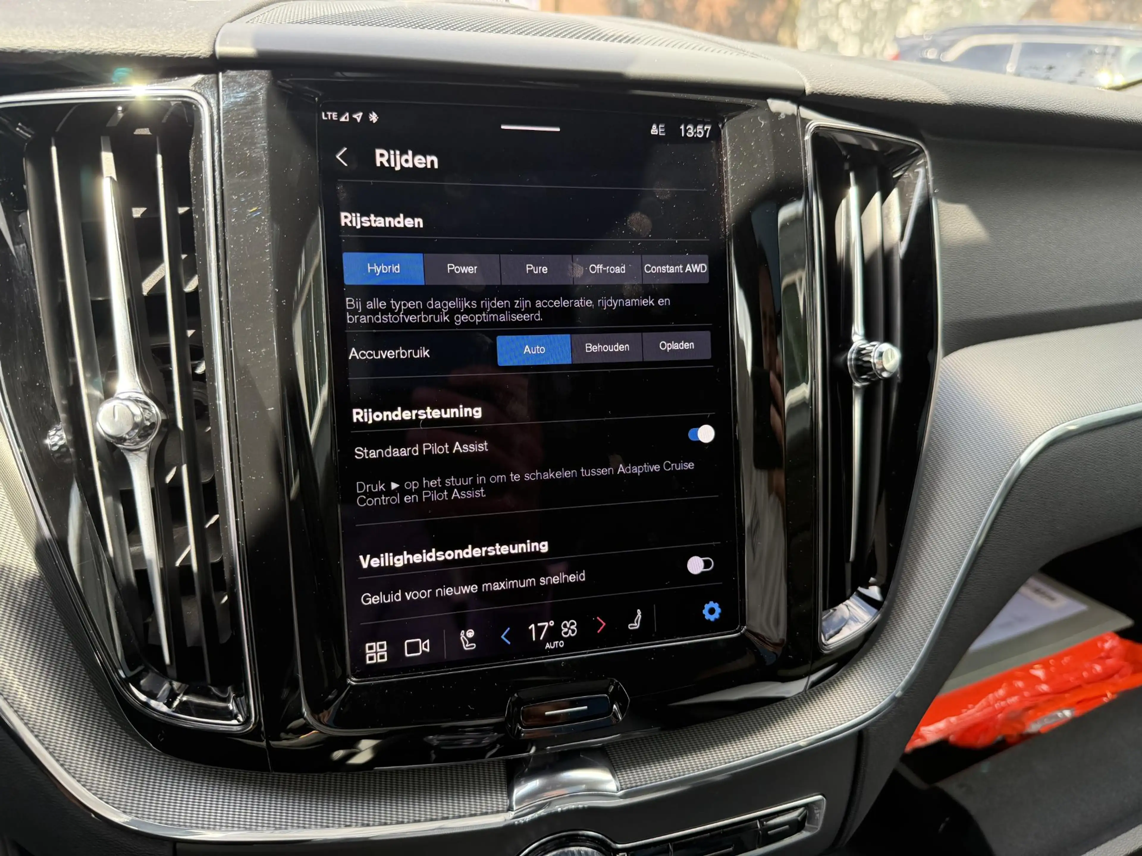Volvo XC60 2.0 T8 Plug-in hybrid AWD Plus Dark LUCHTVERING| B — photo 37