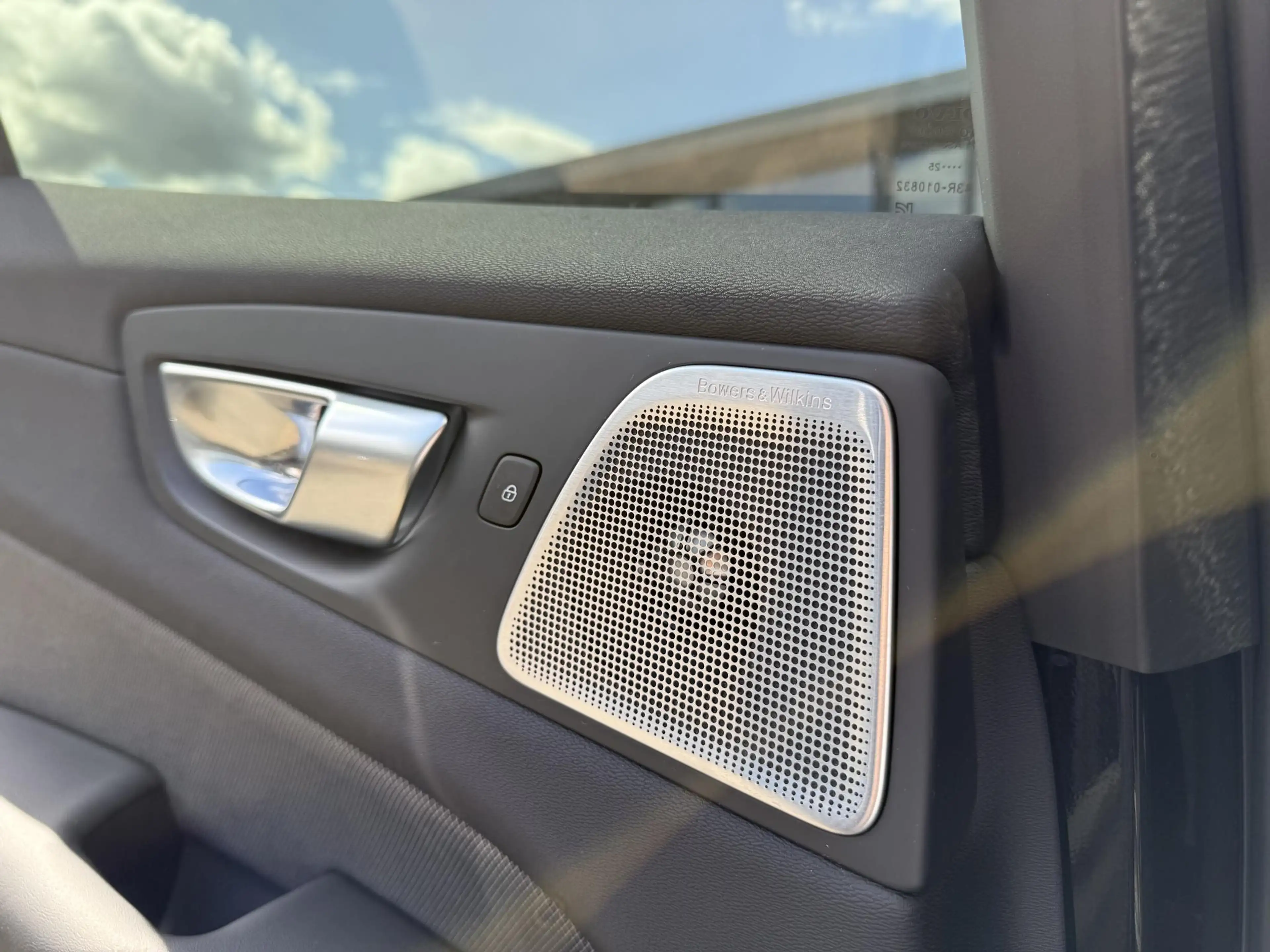 Volvo XC60 2.0 T8 Plug-in hybrid AWD Plus Dark LUCHTVERING| B — photo 21