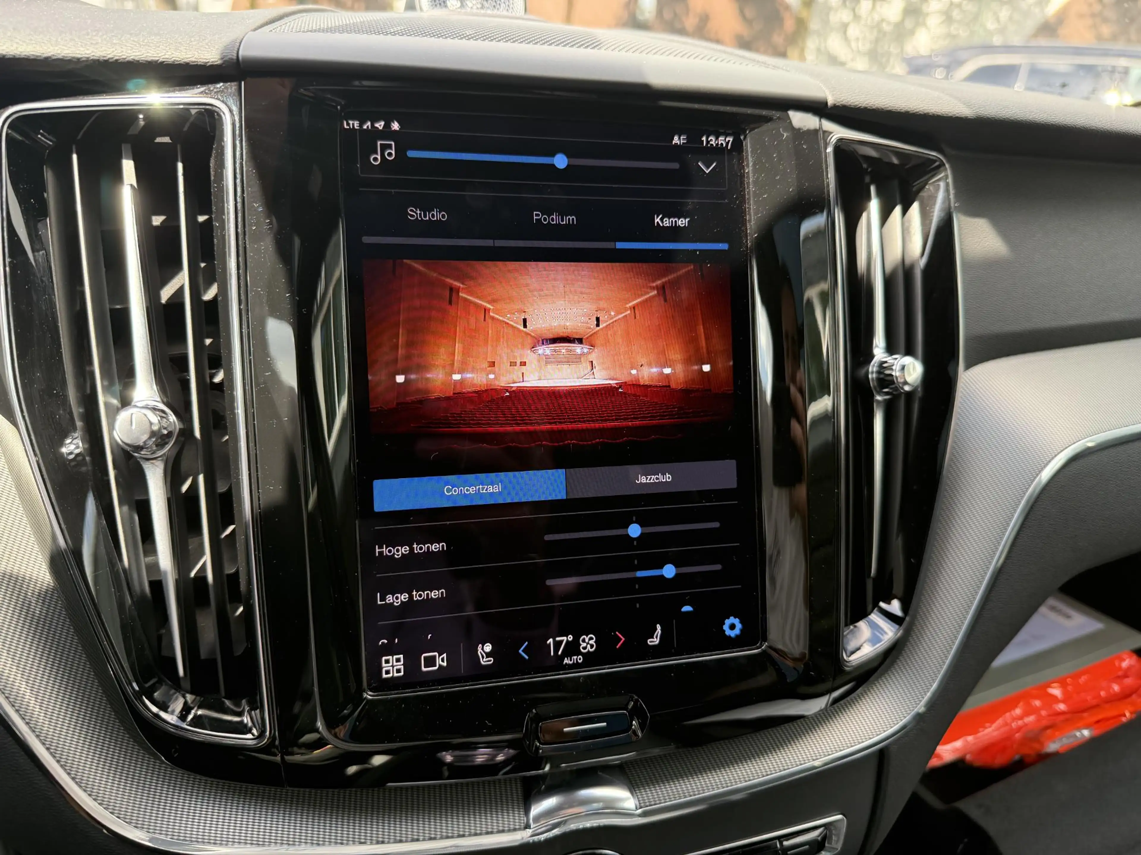 Volvo XC60 2.0 T8 Plug-in hybrid AWD Plus Dark LUCHTVERING| B — photo 40