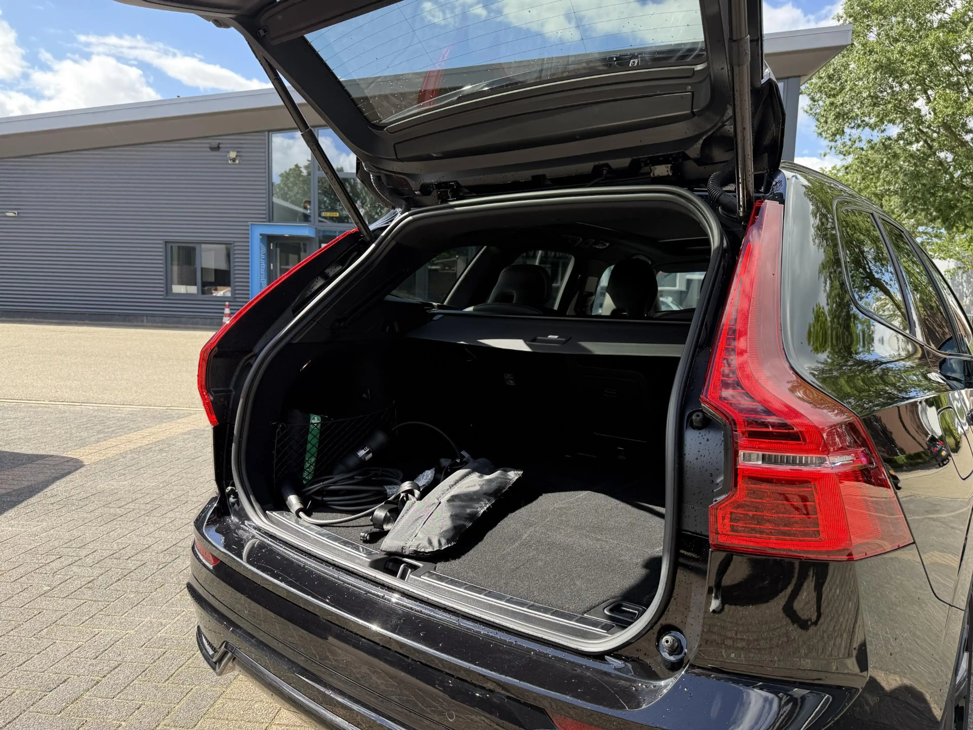 Volvo XC60 2.0 T8 Plug-in hybrid AWD Plus Dark LUCHTVERING| B — photo 11