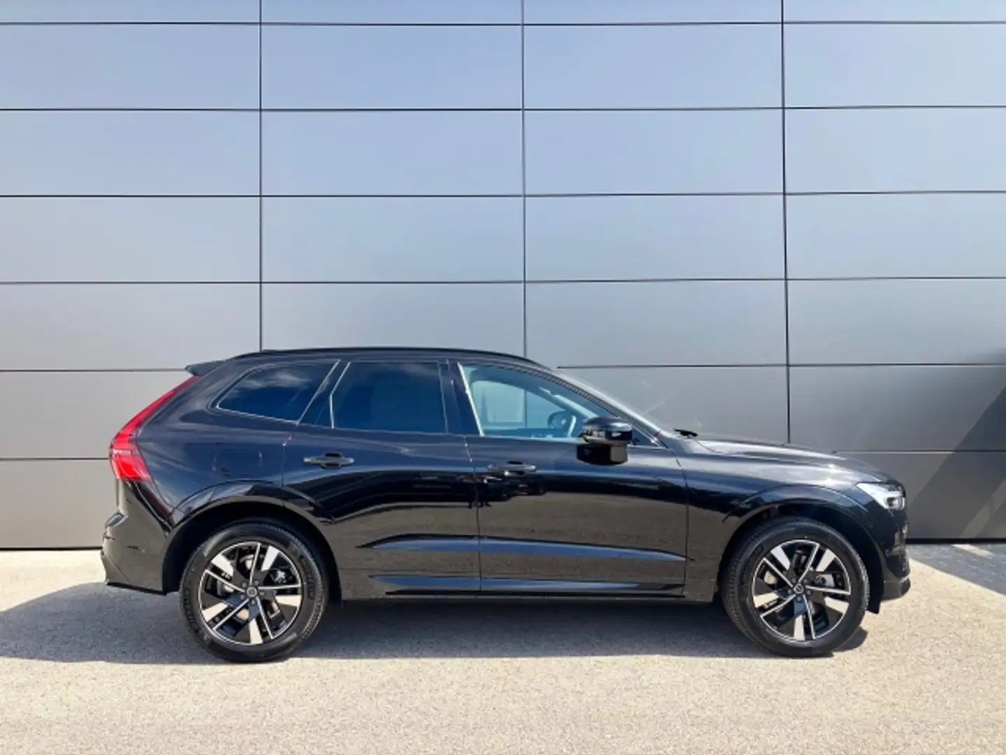 Volvo XC60 T6 AWD PLUS DARK Schwarz - 2