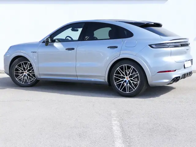 Porsche Cayenne view 3
