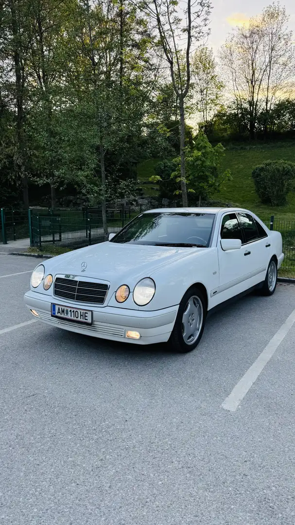 Mercedes-Benz E 220 D Classic - 1