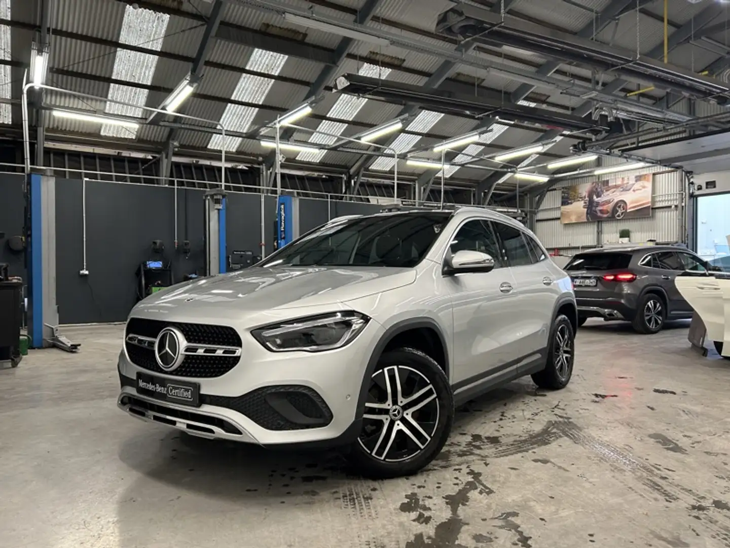 Mercedes-Benz GLA 250 e Premium PLUS Pano Zilver - 1