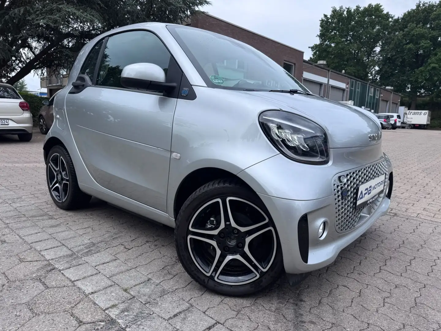 smart forTwo EQ 22kW EXCLUSIVE LED NAVI CAM SHZ PANO Silber - 1