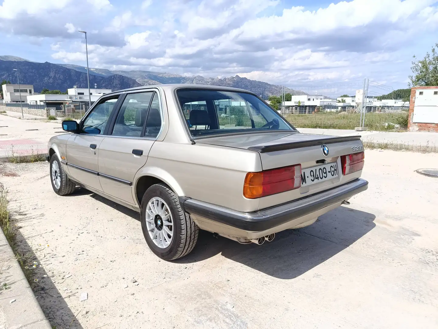 BMW 323 323i Oro - 1