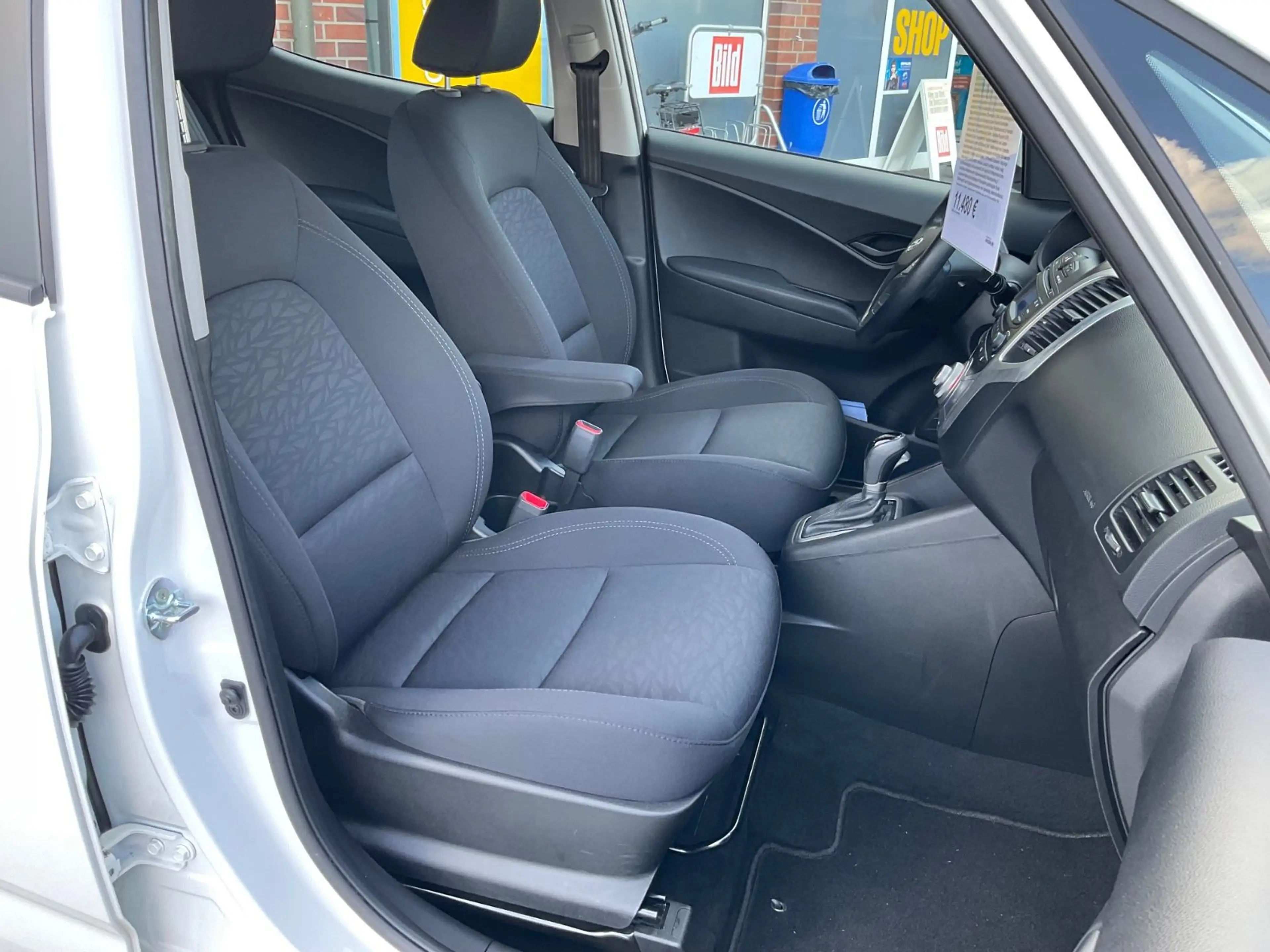 Hyundai iX20 1,6 YES! Silver Automatik — photo 7