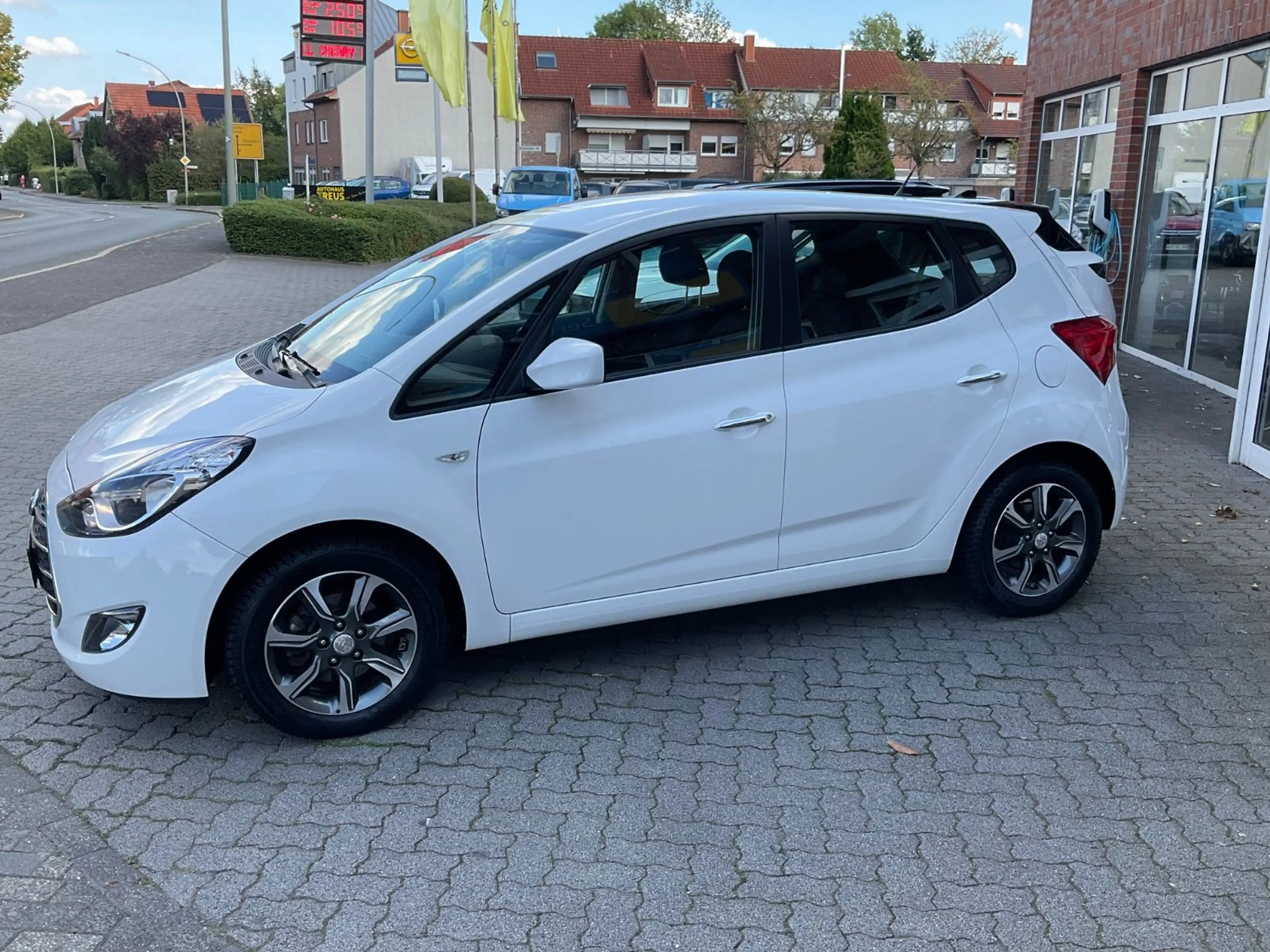 Hyundai iX20 1,6 YES! Silver Automatik — photo 10